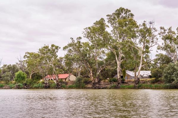 Houses on the banks of the Murray River