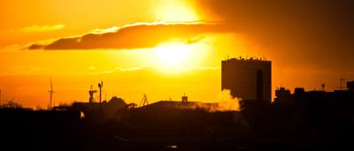 Heatwave graphic: Red, orange, and yellow temperature map over Australia, showing high temperatures.
