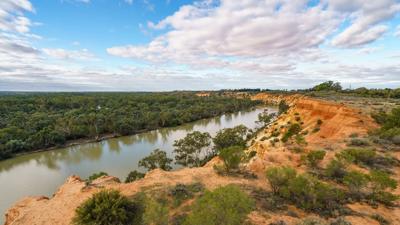 Group of people outdoors, Murray River, training weekend, Mildura, 2017.