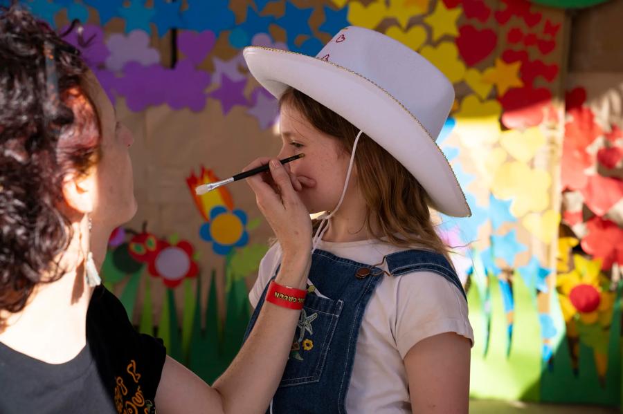 Carly painting glitter on Elke Bandt