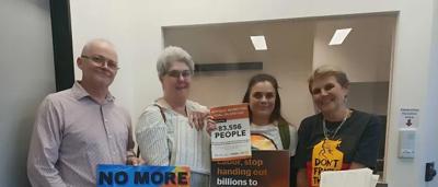 Man delivering packages, Chalmers building, sunny day.