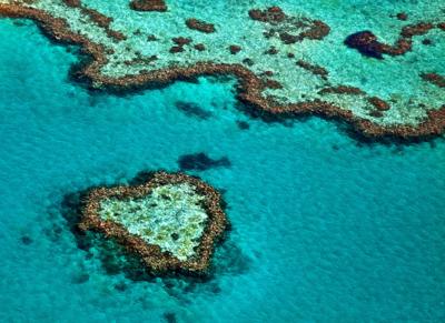 Header image: Whitsundays, turquoise water, islands, blue sky, white clouds.
